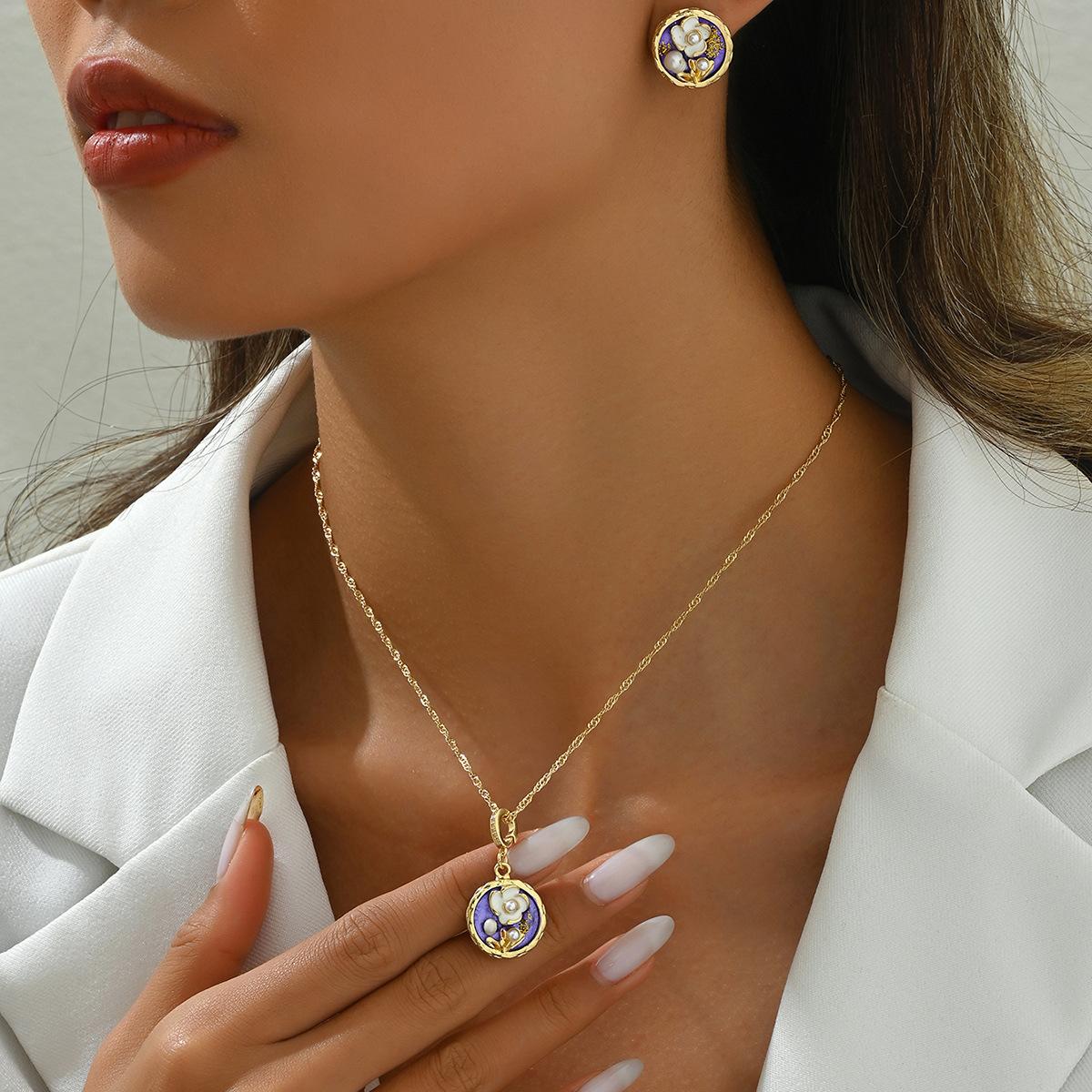 

2025 новые серьги-капли в виде масла, комплект из ожерелья с жемчужным цветочным узором, универсальные серьги-гвоздики