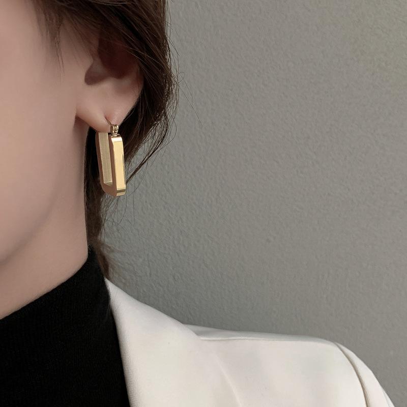 Trendige Edelstahl-Creolen in Goldfarbe für Damen Einfaches Metall-Charm-Geschenk