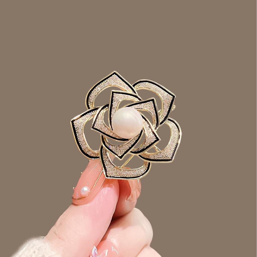 Chic Butterfly Brooch for Women - High-End Fashion Corsage