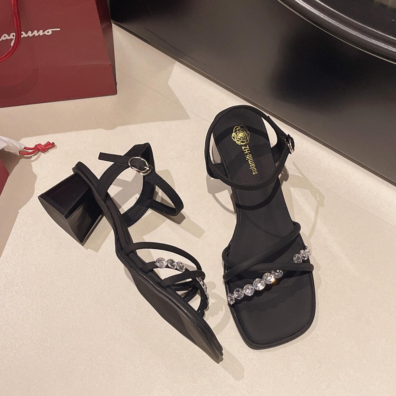 

Босоножки с открытым носком на высоком каблуке со стразами, летняя мода для работы, для выхода в свет, толстый каблук, квадратный носок, ремешок с пряжкой, женская обувь с юбкой 34 чёрный