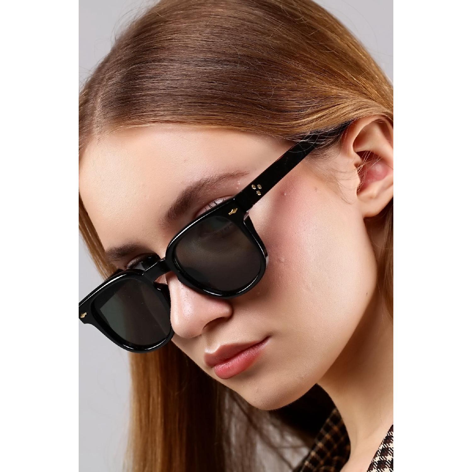 

Unisex Black Cornered Sunglasses