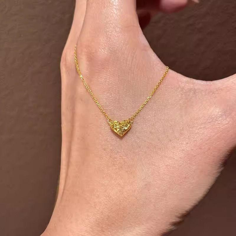 Gold Crushed Ice Eis Mini Liebes Halskette Damen Einfach und Edel Leichter Luxus Nische Schlüsselbein Kette Anhänger