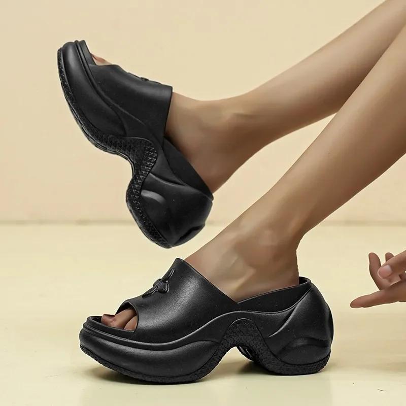 Modne buty damskie wiosenne klapki na platformie z motywem koniczyny, na wysokim obcasie, oddychające sandały, uliczne buty codzienne 2024 nowe miękkie podeszwy duży rozmiar 40