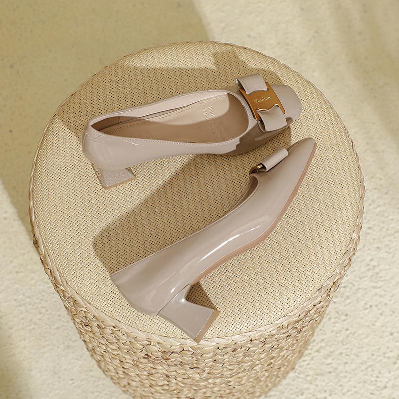 Square head thick heel high heels 2025 new burgundy patent leather middle heel single shoes spring and autumn light mouth versatile gentle shoes