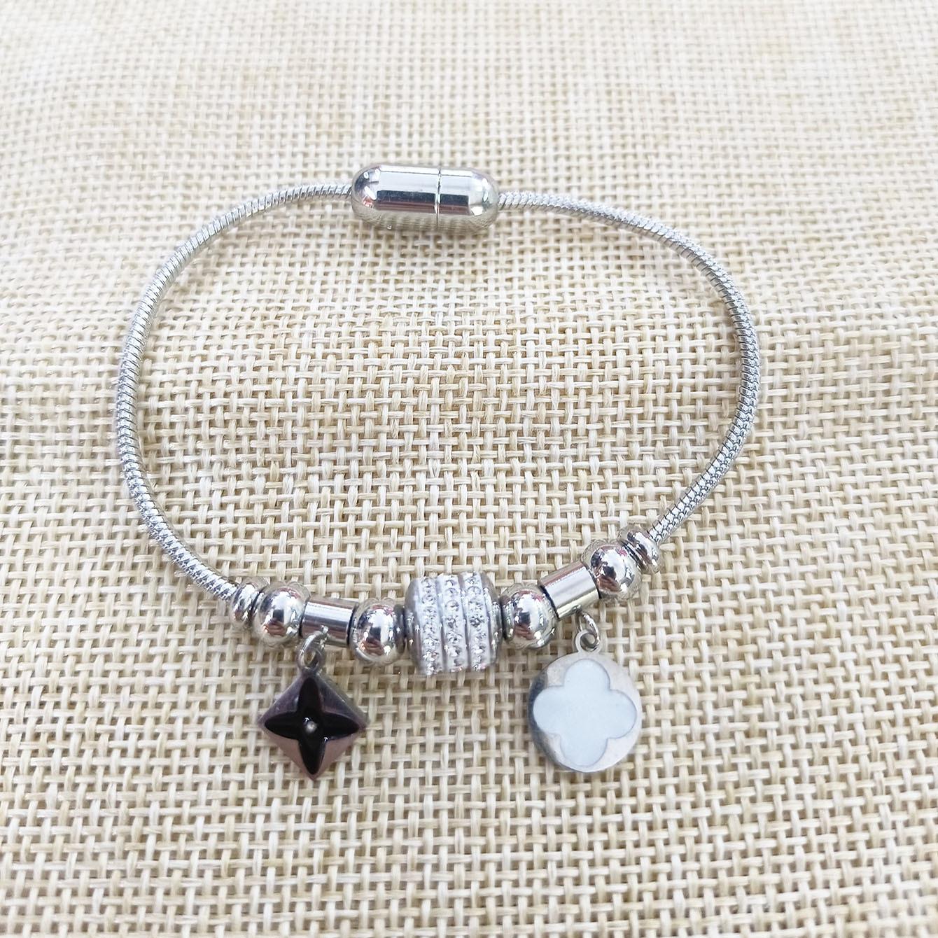 

Легкий роскошный стильный браслет с бриллиантами и клевером из бисера