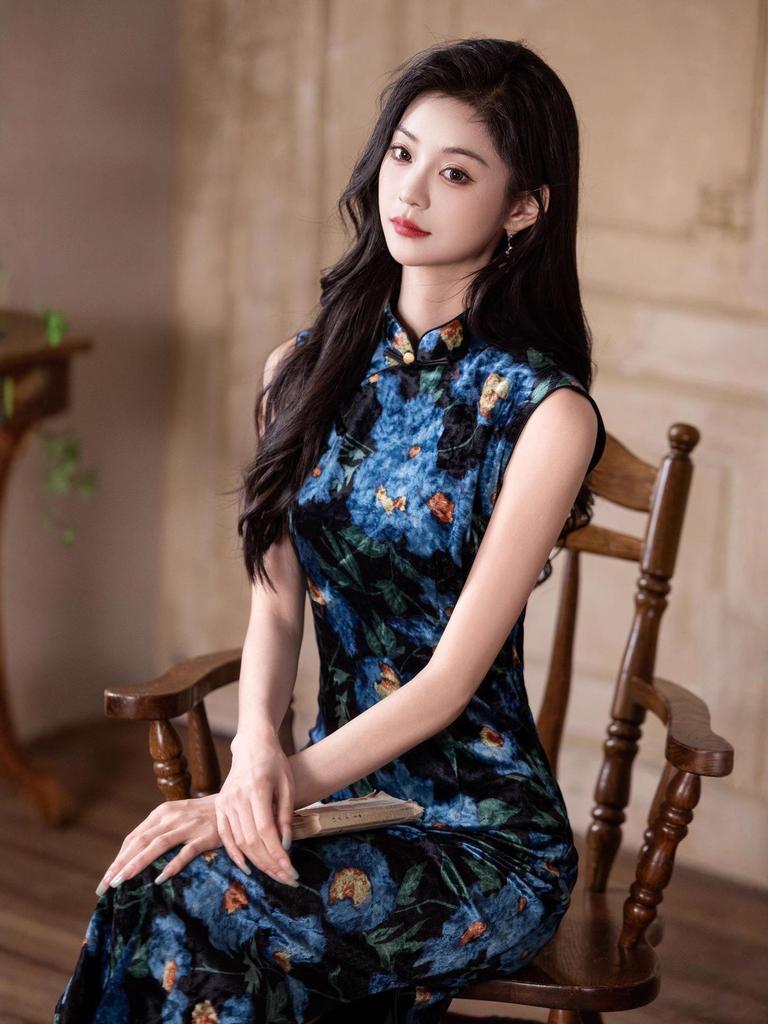 Autumn Retro Velvet Sleeveless Cheongsam Dress: Republic Era-Inspired, High-End Slimming Style