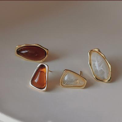Vintage Temperament Asymmetrische Braune Harz Steckerohrringe Für Damen Weibliches Geschenk Feiner Modeschmuck Zubehör