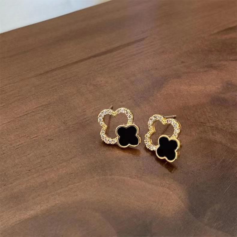 De nye firkløverøreringene Nisjedesign Senior Sense Of Commuter Mote Allsidig temperament kvinneøreringer