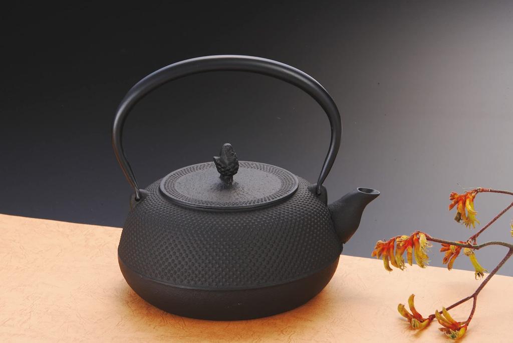 Iwachu Iron Kettle, 18-inch, Round and Flat, IH Compatible, Black Finish (Kamayaki), 1.7L, Nanbu Ironware, 11721