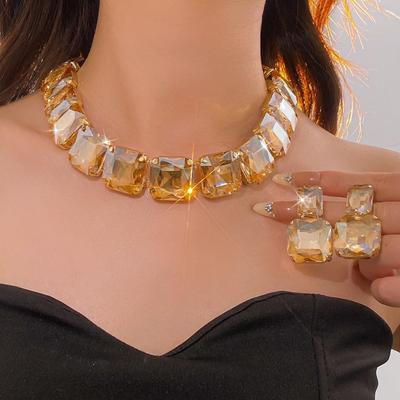 Exquisito Conjunto de Collar y Pendientes Cuadrados de Pedrería con Diseño de Nicho