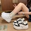 Dicke Sohle, innen höhenverstärkende Board-Schuhe, Damen 2025 Herbst, neue Mode und Freizeit, beliebte Muffin-Schuhe, super angesagte weiße Schuhe, Damenschuhe