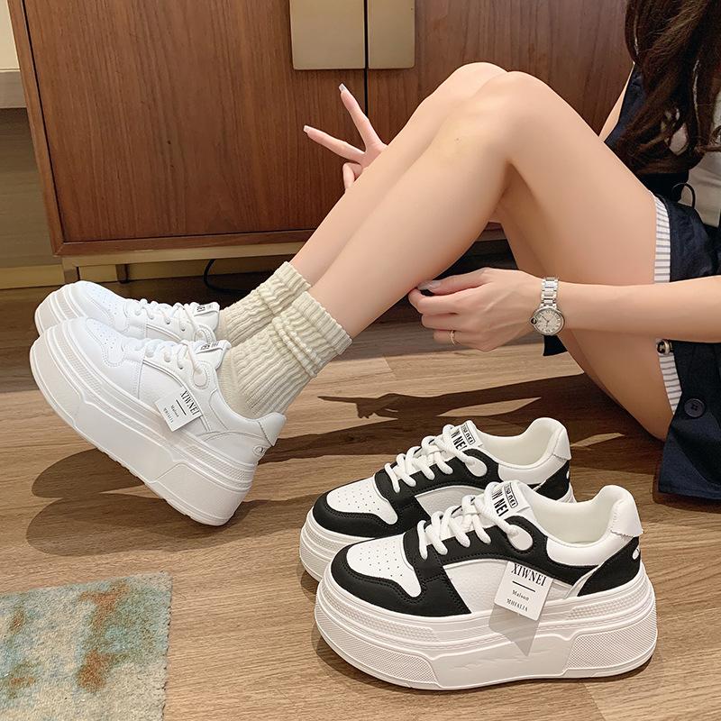 Dicke Sohle, innen höhenverstärkende Board-Schuhe, Damen 2025 Herbst, neue Mode und Freizeit, beliebte Muffin-Schuhe, super angesagte weiße Schuhe, Damenschuhe