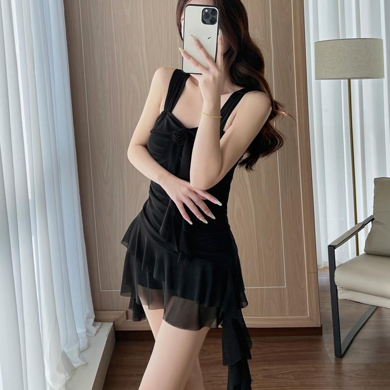 Feuerroter Mund: Schlankmachendes rotes Badeanzugkleid für einen sexy Strandurlaub