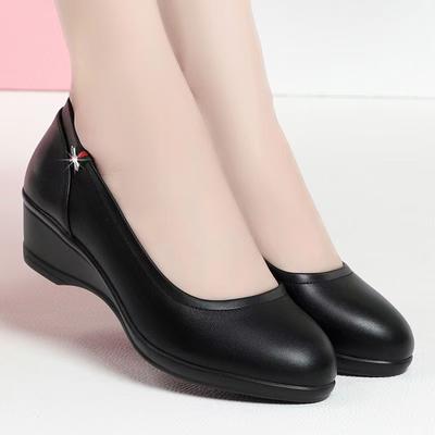 Chaussures d'hôtesse en cuir souple à semelles souples ne fatiguent pas de rester debout longtemps, chaussures de travail pour femmes à talons compensés noirs, printemps 2025 devront