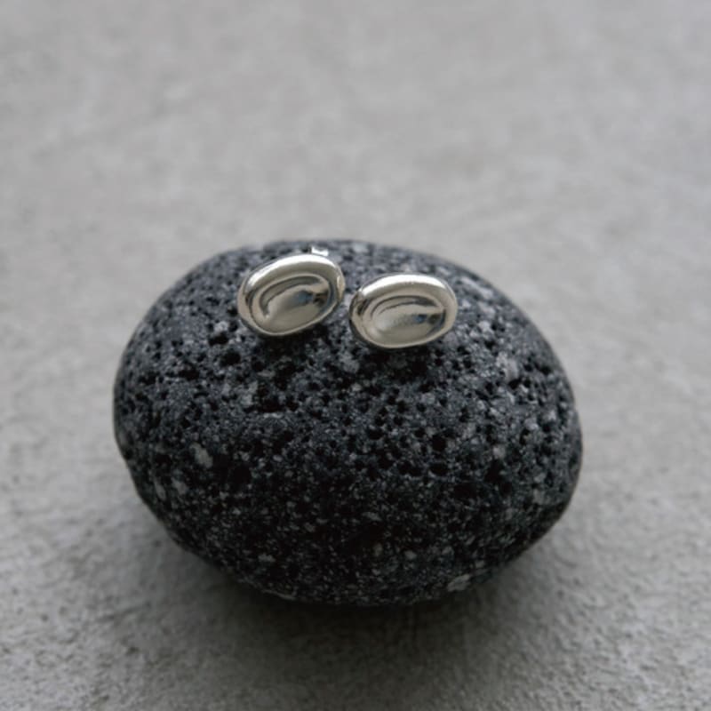 touched PEBBLE EARRING 03