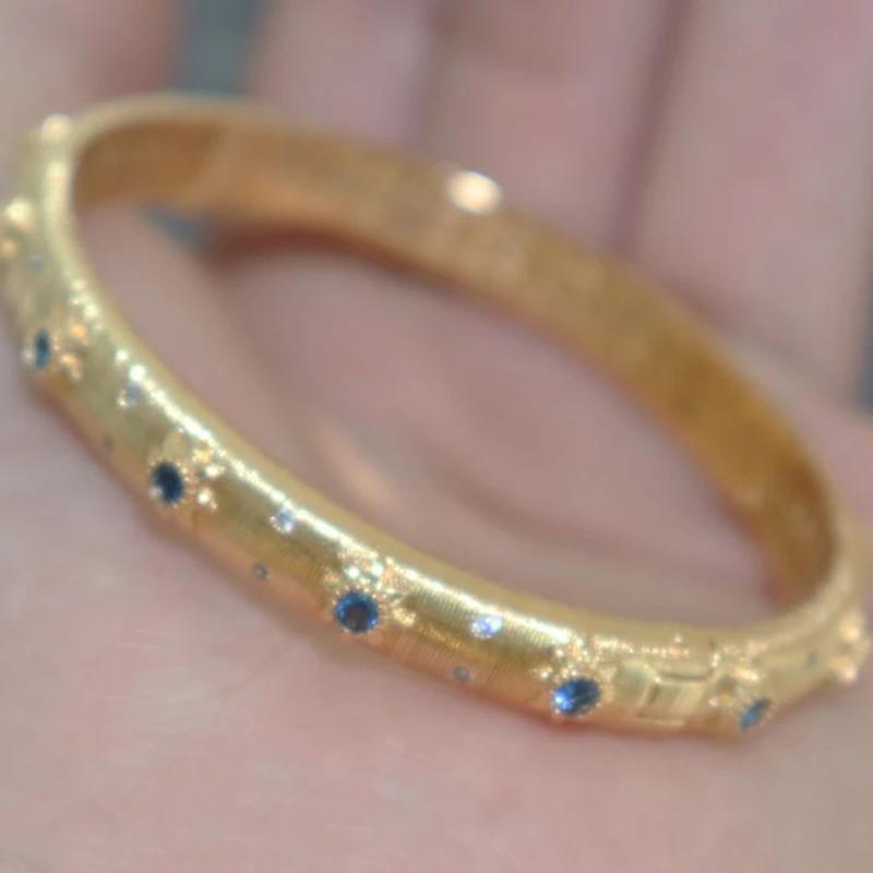 

Классический браслет в стиле «Корт» с проволочной текстурой для женщин, элегантный браслет-манжета с зеленым кристаллом в стиле легкой роскоши, винтажный с цветочным узором, свадебные изысканные украшения