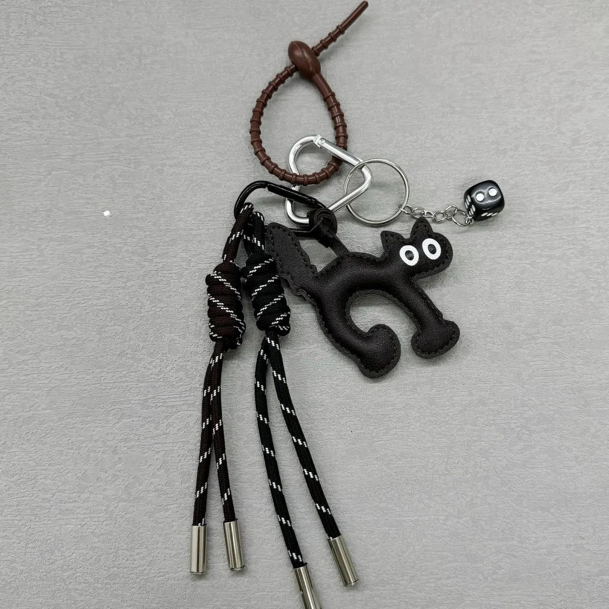 

Yogodlns Подвеска в виде милой кошки из искусственной кожи, плетеная подвесная декоративная подвеска для пары, милый подарок, праздничный рюкзак, сумка, подвеска one size чёрный