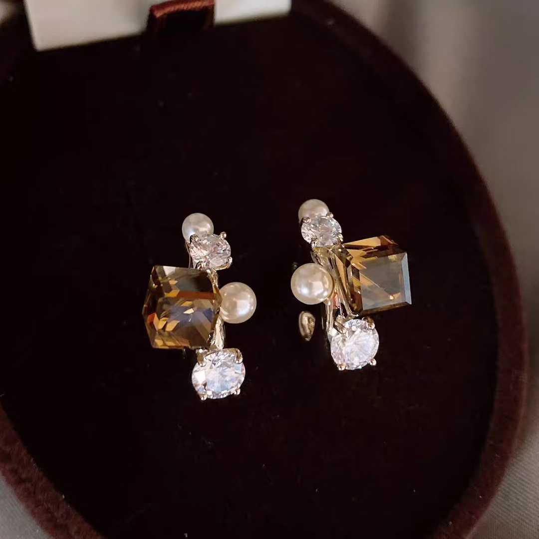 

Silver Needle Zircon Pearl Square C-Shaped Earrings: Elegant & Versatile Women s Fashion Jewelry HE26426