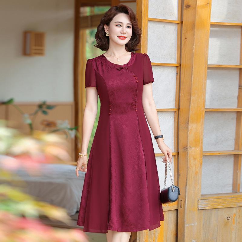 

Elegant Summer Qipao Dress for Mothers: Retro Chic Mid-Aged Women s Stylish Outfit 5XL (145-155 jin) вина червоного кольору