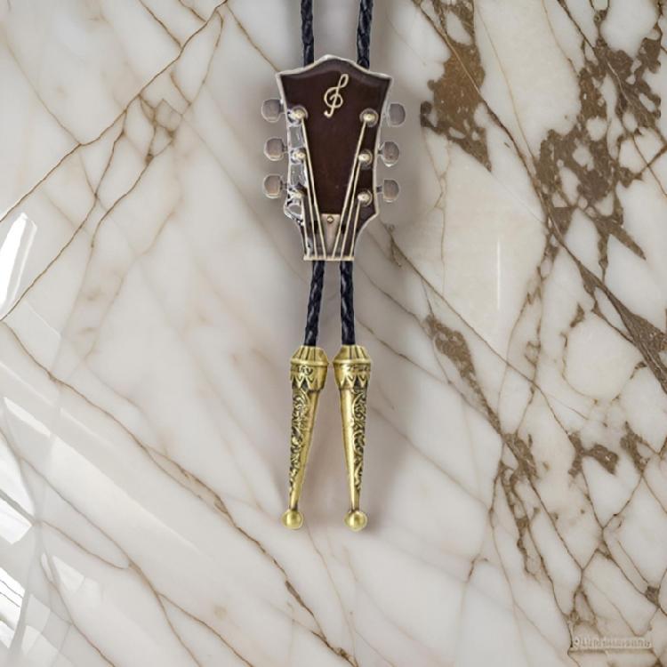 Geflochtener Schnürsenkel Gitarrenkopf Bolo Tie Geschnitzter Anhänger Cowboy Krawatte Halskette