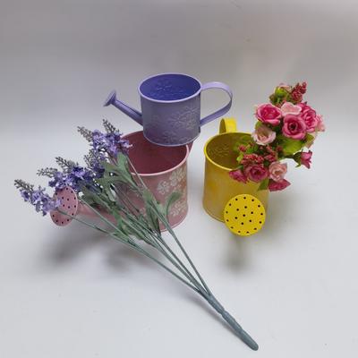Hervidor de hierro color caramelo para regar plantas en macetas de balcón, resistente a la deformación y duradero.