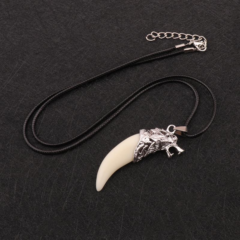 Collier Dent de Loup pour Homme: Pendentif Dominateur Dent de Chien Noir sur Chaîne Rétro en Acier Titane - Accessoire Tendance pour 2025.