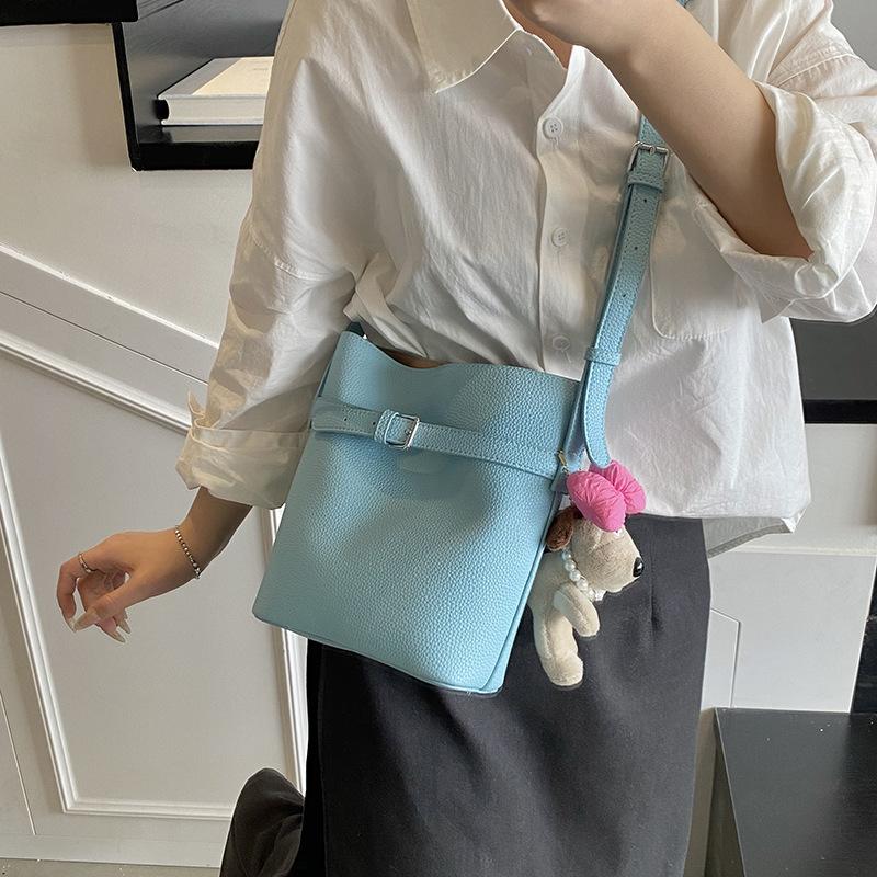 Large-capacity bags women's simple and versatile 2025 new casual shoulder armpit bags women's popular bucket bags this year