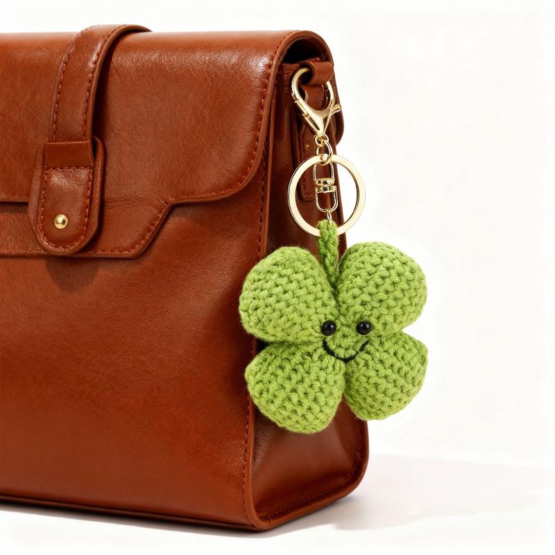 Chaveiro Trevo da Sorte de Quatro Folhas Bolsa de Tecelagem Artesanal com Formato de Coração Charme Chaveiro Pingente Criativo para Bolsa Decorações