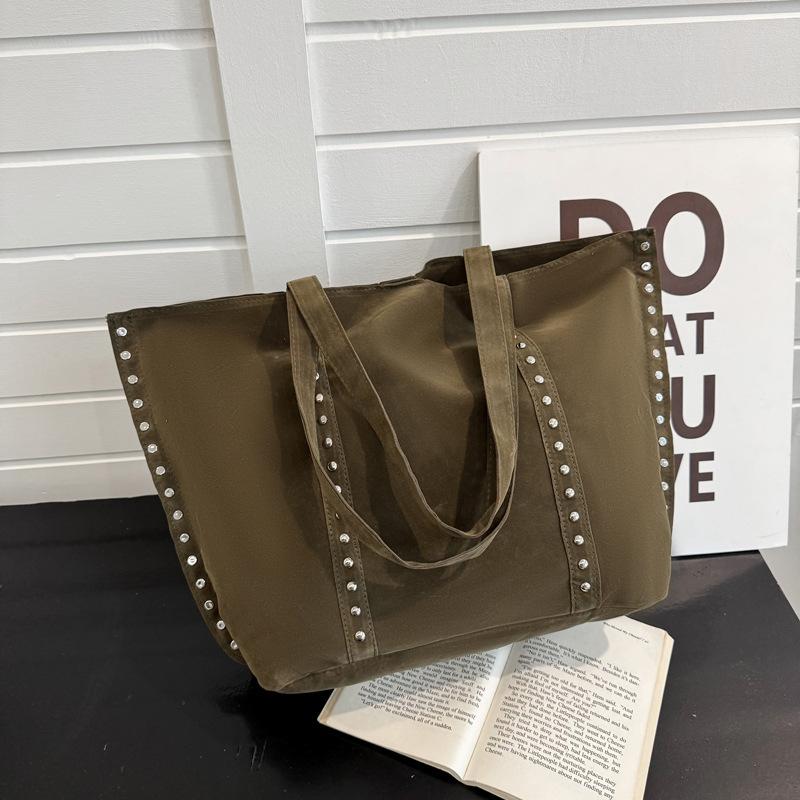

2025 популярная сумка сумка большой вместимости ретро сумка-тоут с заклепками женская замшевая модная сумка на плечо под мышку зелёный