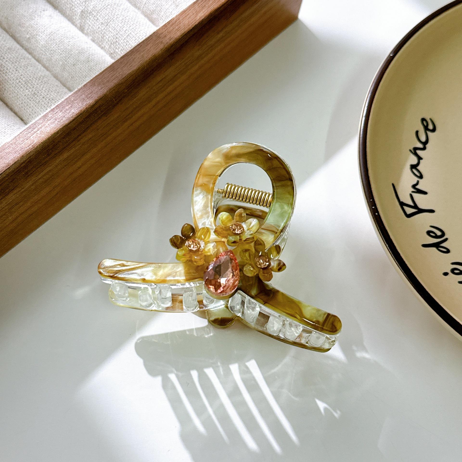 

Crafted Beautifully Hair Claw With Bow Detailing In Exquisite Acetate For 2024 Spring Yellow Green7cm