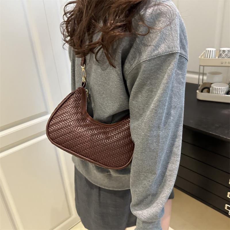 Fashion Woven Crescent Moon Bag Women's Summer New Fashion Versatile Niche Design Single Shoulder Diagonal Cross Armpit Bag