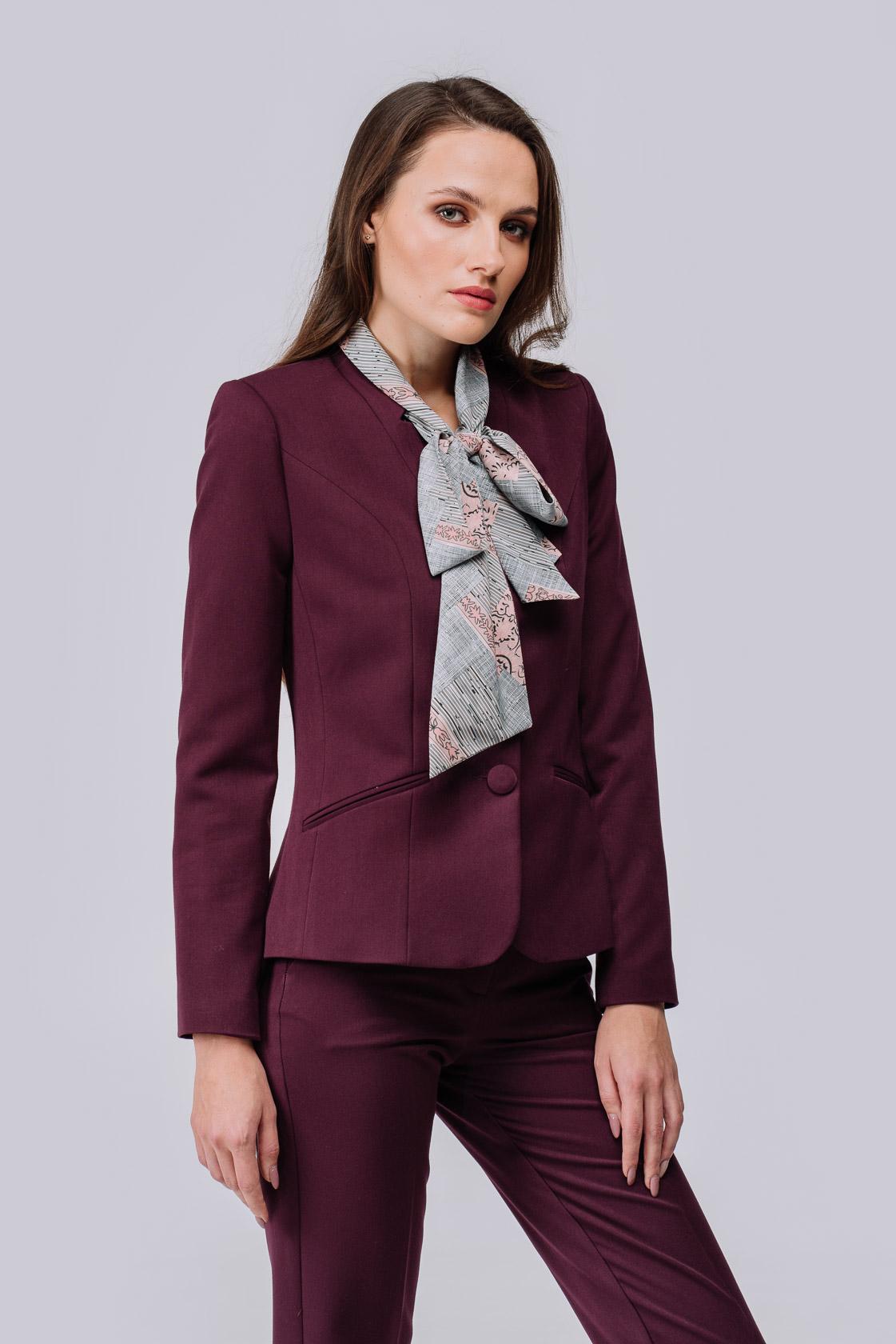 

Приталений піджак на три гудзики з довгим рукавом та підкладкою 36 французькі вина кольору