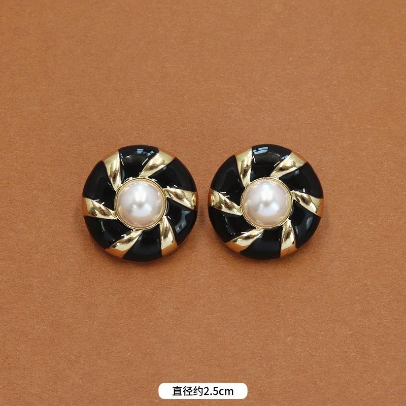 Autumn and winter niche French retro court enamel stud earrings femininity fashionable personality exaggerated Hong Kong style small fragrant ear