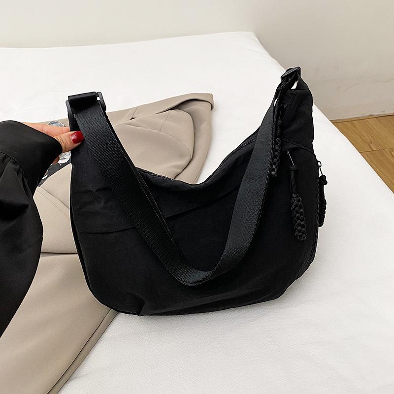 

Simple and large-capacity messenger bag for women 2025 summer new student small satchel shoulder cloth bag dumpling bag for women чёрный