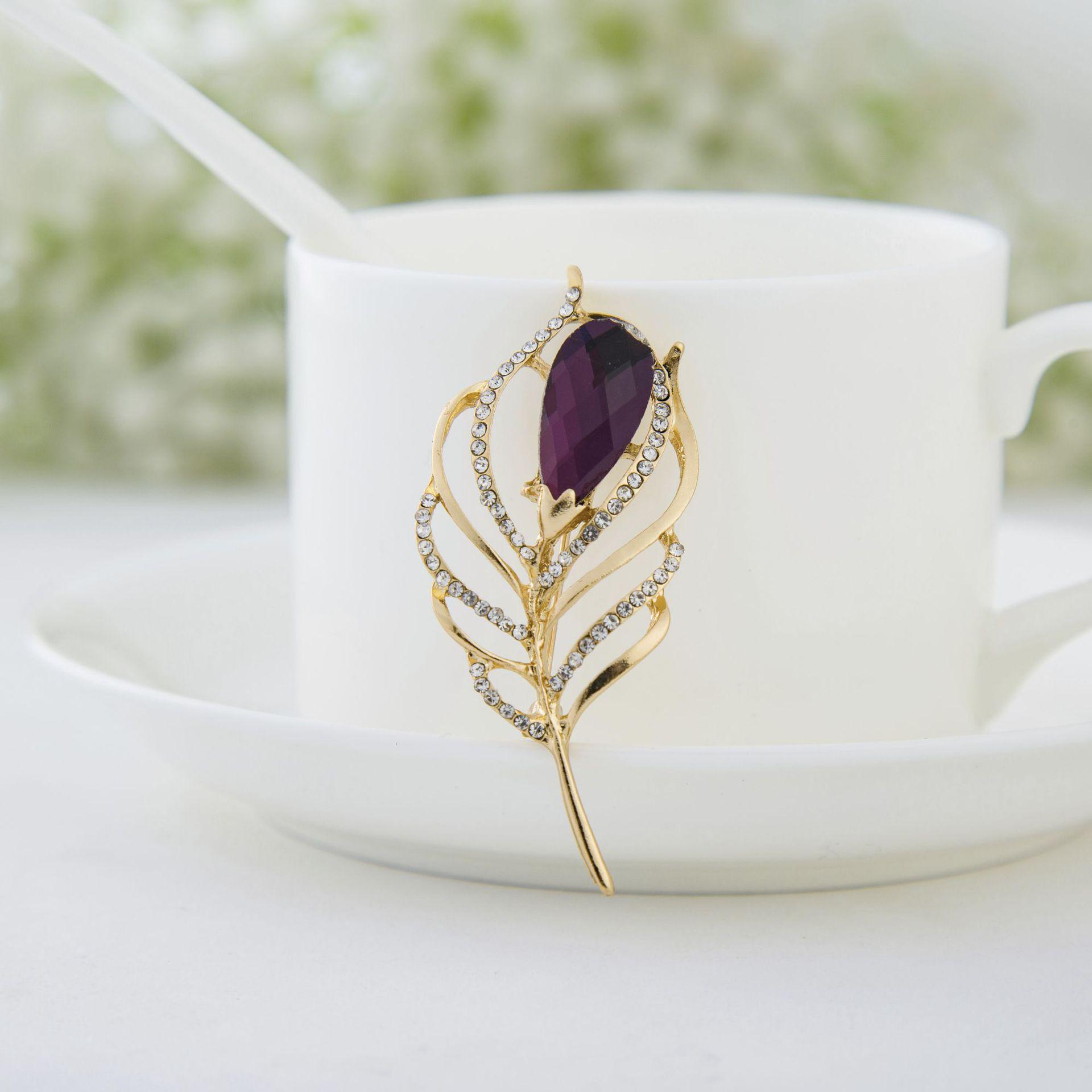

Korean Style Gold Plated Diamond Leaf Brooch with Crystals фиолетовый