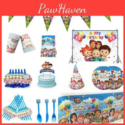 Farbenfrohe Kindergeburtstagsparty-Dekoration mit fröhlichen Tellern und fröhlichen Bannern