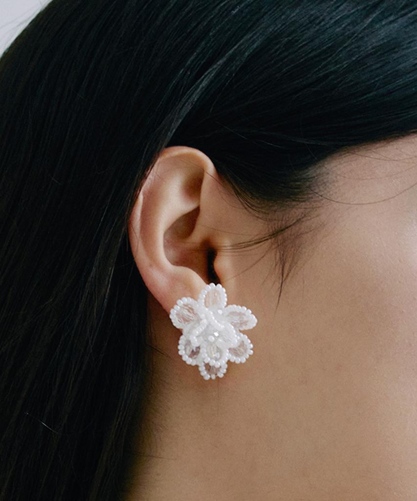 Has Hsu022 White Flower Stud Earrings