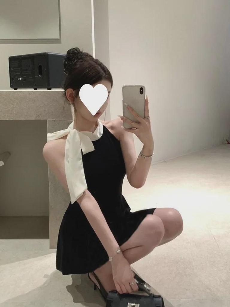 Ärmelloses schwarzes Damenkleid im französischen Stil - Sommerfee-Schleife, schmaler kurzer Rock