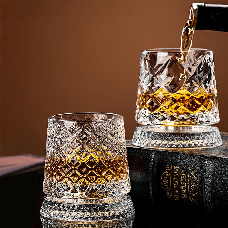 2026 Neue Whiskygläser Drehendes Whiskyglas mit Glasboden 360 Grad drehbar Kristall Rumglas für Cocktailparty Trinken