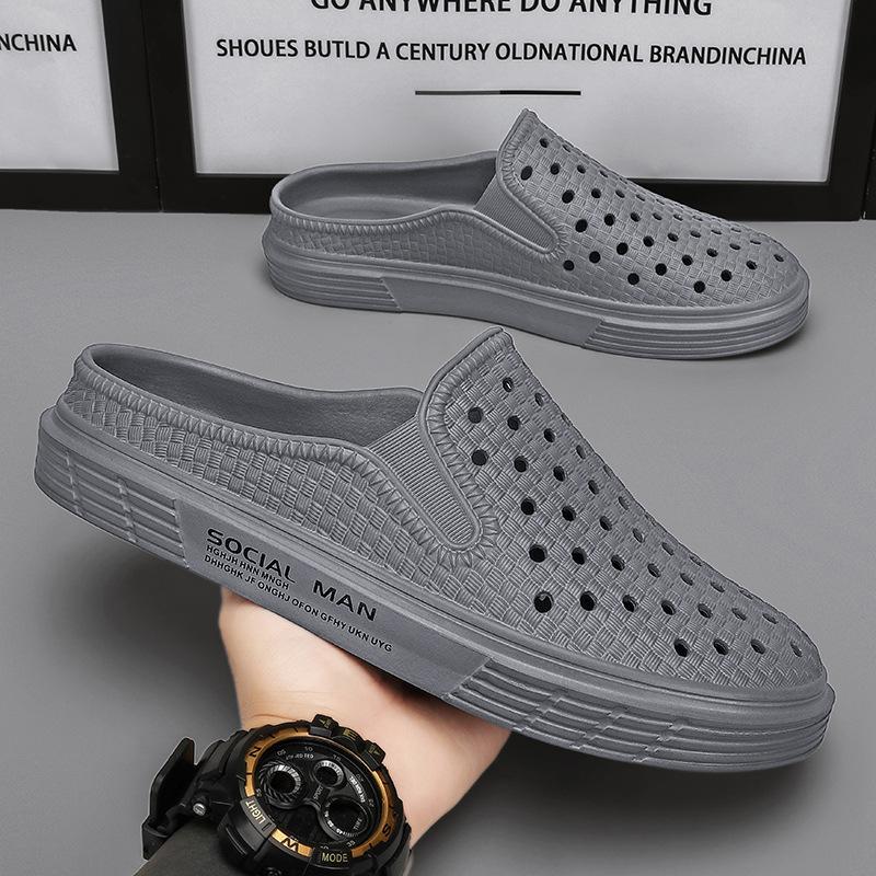 Al usar sandalias antideslizantes, antiolores y perforadas al aire libre en verano, las personas perezosas pueden pedalear sin tacón y medio arrastre