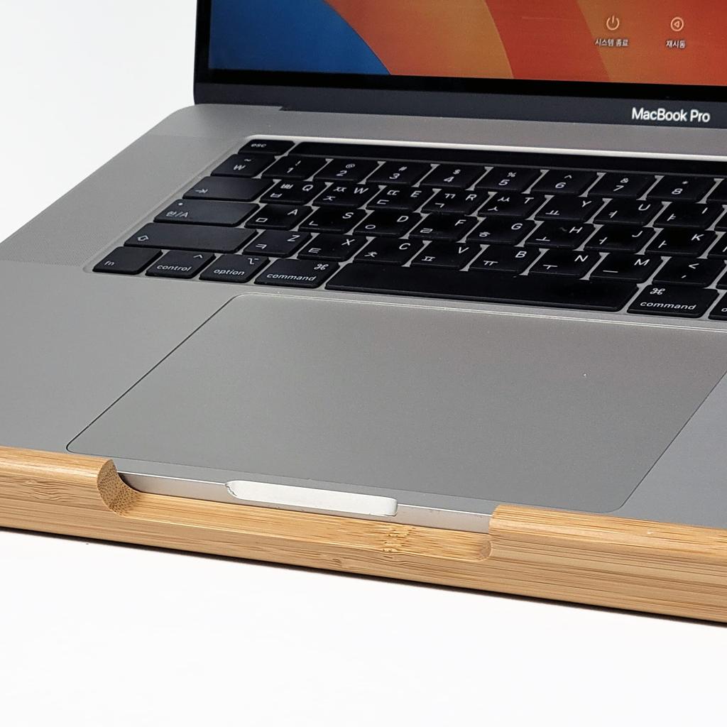 Laptopständer aus Holz mit Kühltischplatte aus Aluminiumplatte, kompatibel mit MacBook 17 Zoll LAY10C Pro/Air