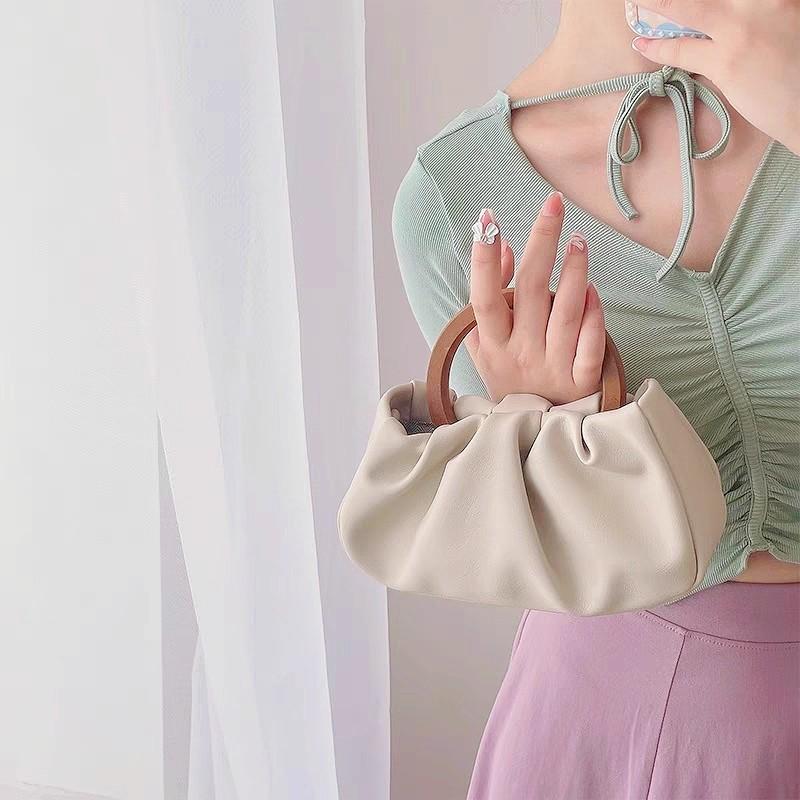 A Mini Crossbody Bag with A Unique Design Sense of Pleated Clouds