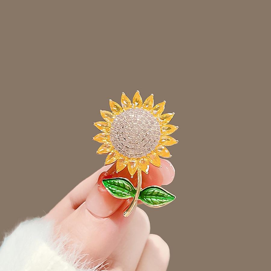 Elegant Butterfly Brooch: Luxurious Suit Accessory & Stylish Corsage for Women