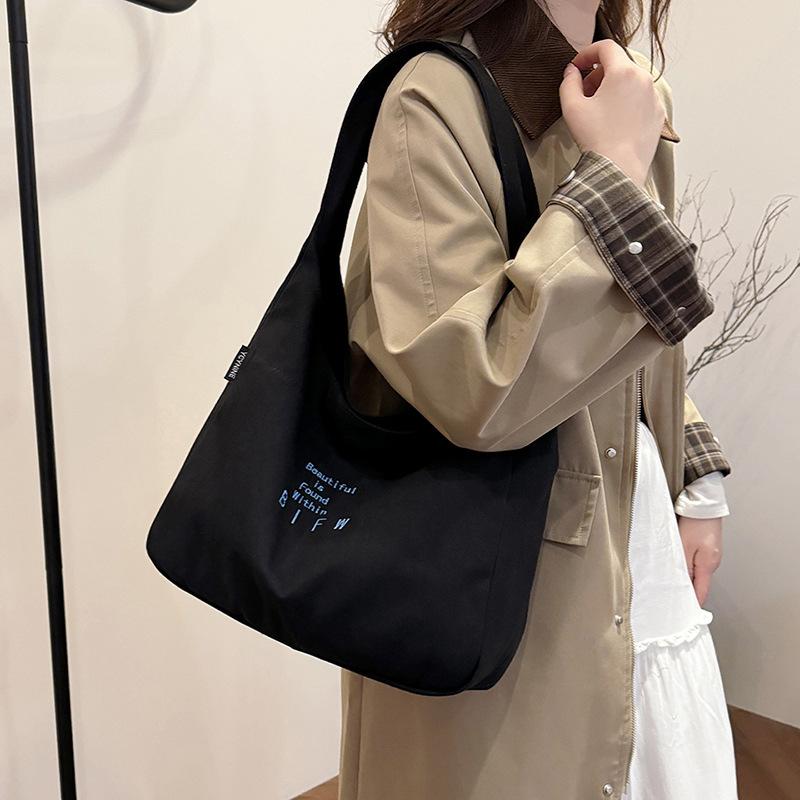 Large capacity bag women's autumn leisure 2025 new simple shoulder canvas bag fashion sense niche commuter tote bag