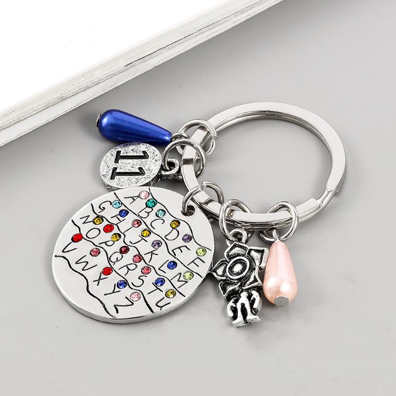 Cosas Raras Serie de TV Llavero del Alfabeto Inglés Para Mujeres Hombres Chapado en Plata Colorido Colgante para Mochila Llavero de Coche DIY Accesorio Regalo