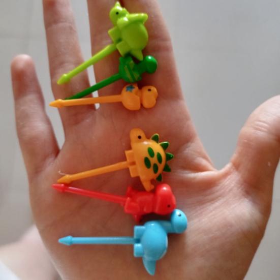 6Pcs/Set Fruit Fork Anti-slip Cartoon Plastic Dinosaur Shaped Bento Stick Party Supply