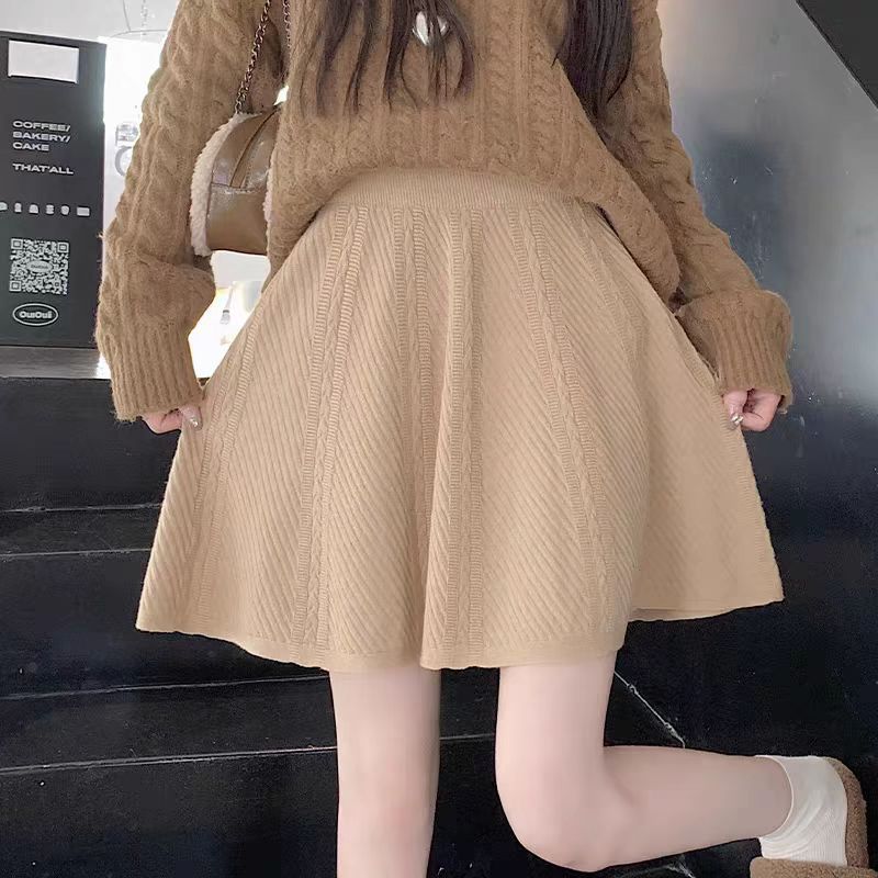 Korean Style Pleated Knit Skirt: Women's Autumn New High-Waist Hip-Covering Fashionable Versatile Solid Color Knit Short Skirt