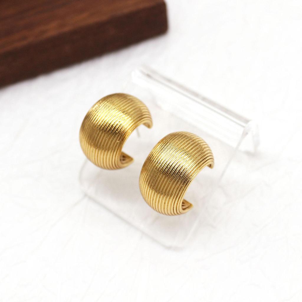Textured Embossed Earrings: French Retro Luxury Studs - Niche European and American Fashion Accessory