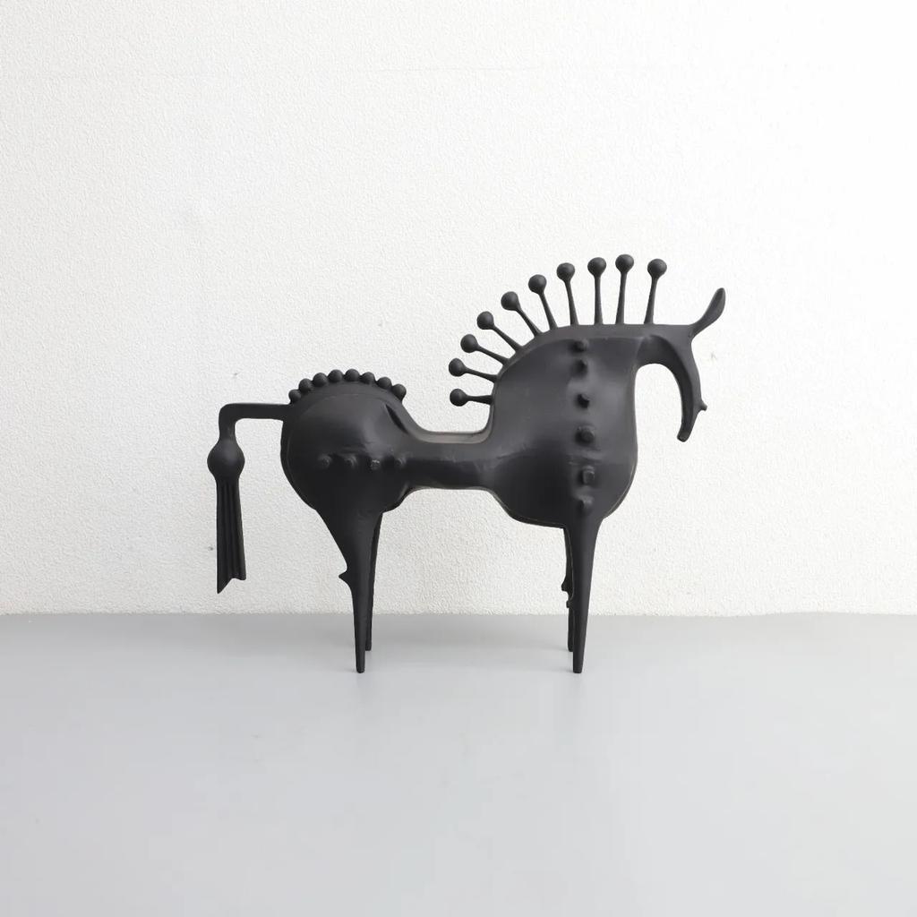 Black Horse Metal Spike Sculpture Ornament, Living Room Desktop Animal Model Horse Sculpture, Office Study, Home Decoration