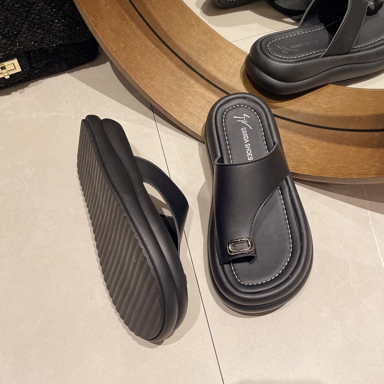 

Модные маффины толстая подошва закрытый носок стразы крутые шлепанцы девушки лето увеличение роста универсальная носка нескользящие тапочки 35